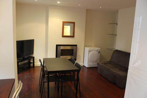 Excellent 2 Bedroom House In Heart Of Chiswick