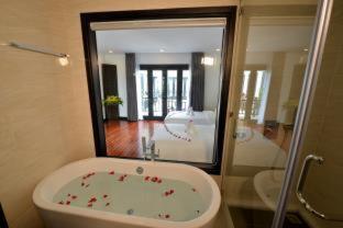 Nostalgia Hotel and Spa, Hoi An (photo 11)