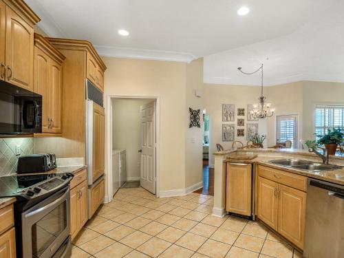 304W ~ Relax with beautiful Gulf views in this 3BR/3BA center condo - image 9