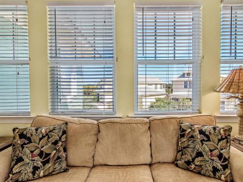 Bon Ami~ Beautiful 4BR/3BA minutes from the beach with sleeping for 14 - main image