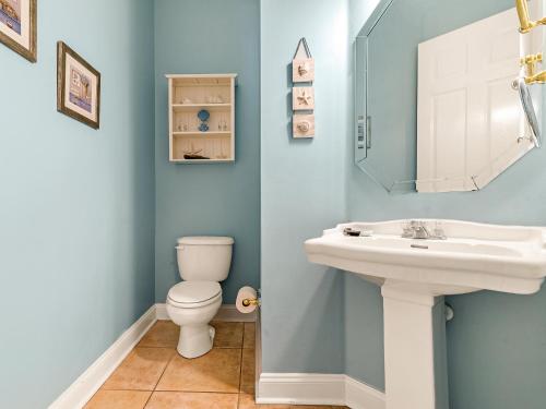Blue Skies~ Charming 3BR/2 1/2BA cottage minutes from the Gulf - image 3