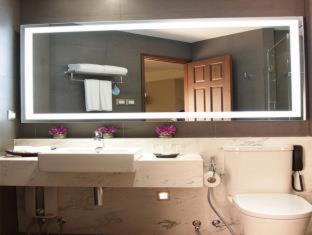Grand Diamond Suites Hotel, Бангкок (фото 7)