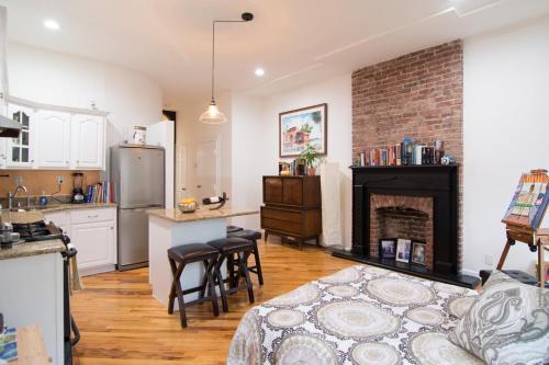 Historic 1869 Brownstone 15 min to NYC downtown