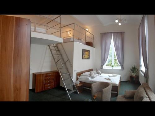 1 queen bed, 4 twin beds