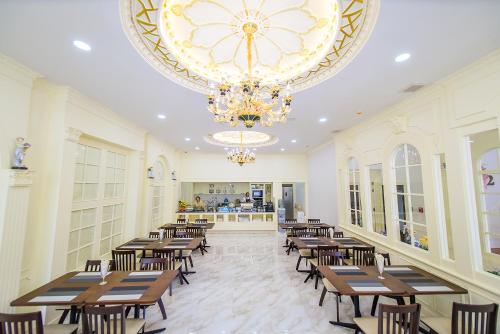 Restaurant, The MACEO Hotel near Daeng Namnueng