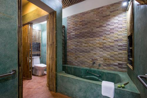 room detail thumbnail 2