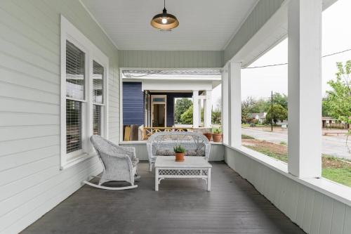 Restored 1930s Uptown Bungalow 2 min. to Magnolia in Waco, USA