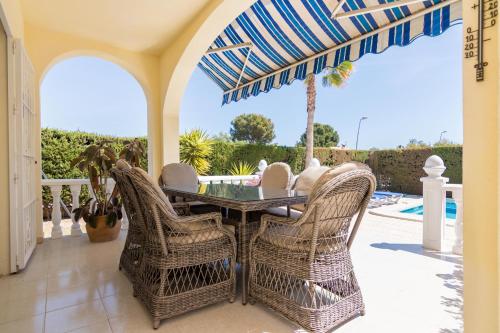 Charming one-floor villa with private pool in Los Balcones 5