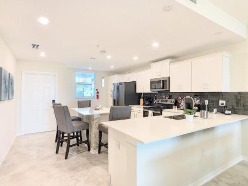 NEW! SPECIAL OFFER! - SUNNY SIDE - New Amazing Condo (5 Min Disney And Outlets) At Storey Lake Resor