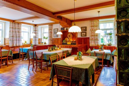 Restorāns, Gasthof Brauer - Familie Eibensteiner in Weißkirchen In Der Steiermark