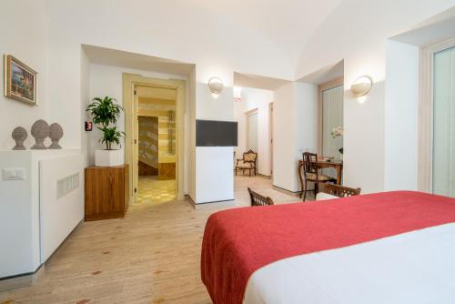 Double Room image 10