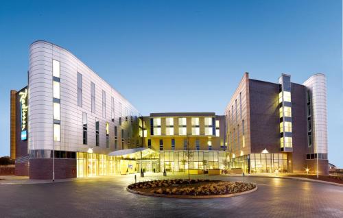 Entrance, Radisson Blu Hotel East Midlands Airport in Castle Donington