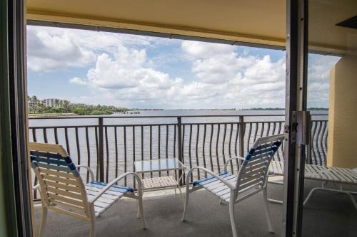 Palm Beach Waterfront Condos - Full Kitchens! - image 11