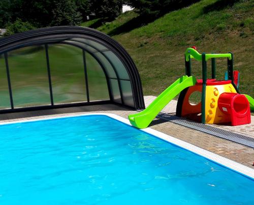 Πισίνα, Happy Chalet in Τσέρνυ Ντουλ