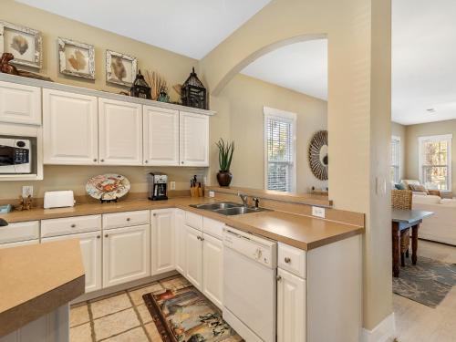 The Parrot Keep~Upgraded 3BR/3BA beach house minutes from the Gulf! - image 6