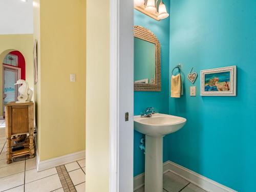 Lil' Bit of Sunshine~ Truly inviting 3BR/2 1/2BA beach house! - image 6