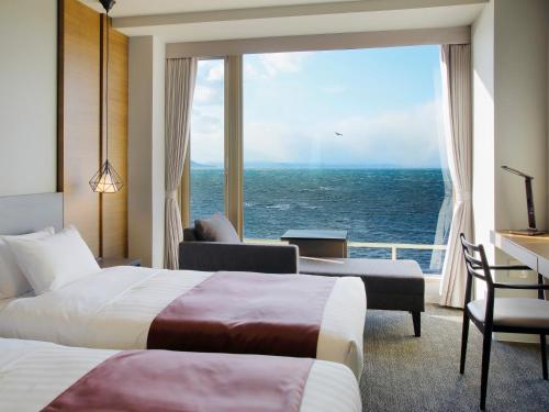 Deluxe Twin Room Shower with Lake View Non-Smoking