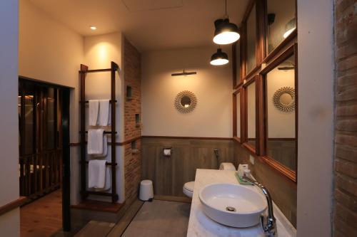 Bathroom, Tharaburi Resort Sukhothai in Sukhothai