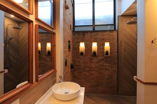 Bathroom, Tharaburi Resort Sukhothai in Sukhothai