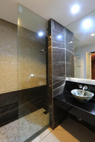 Bathroom, Tharaburi Resort Sukhothai in Sukhothai