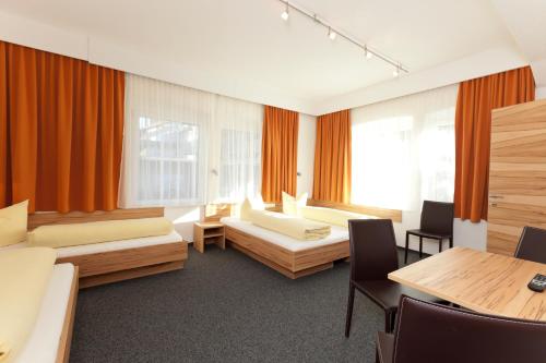 2 queen beds