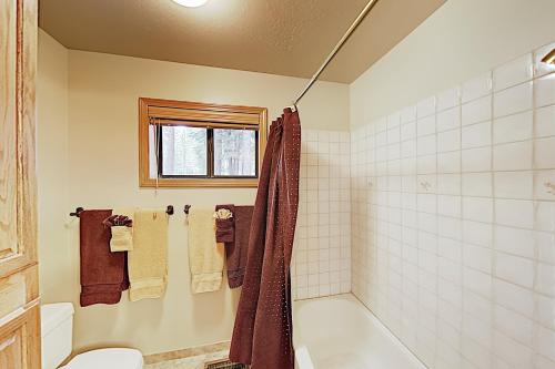 New Listing! Tahoe Donner Ski & Beach Retreat home - image 7