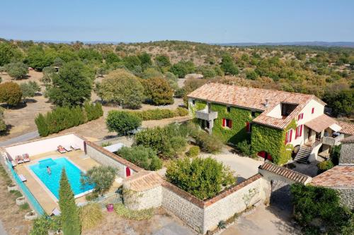 Gîtes de charme la FENIERE, 105 m2, 3 ch dans Mas en pierres, piscine chauffée, au calme, sud Ardèche