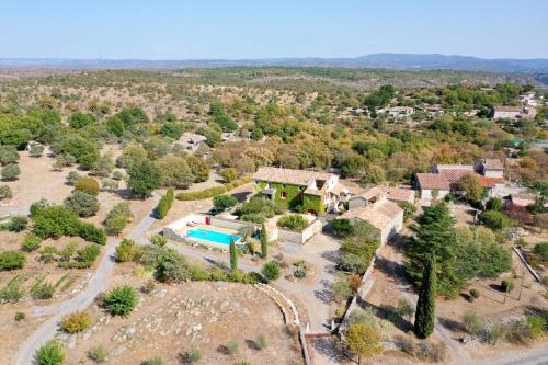 Gîtes de charme la FENIERE, 105 m2, 3 ch dans Mas en pierres, piscine chauffée, au calme, sud Ardèche