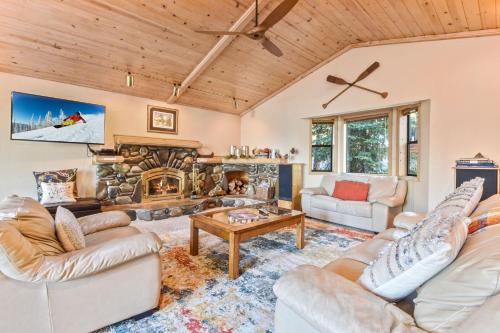 Lakeview Pine Haven: Hot Tub Near Skiing & Beach home - image 7