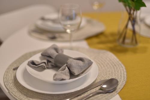 Királykút 1 apartman - ingyen parkolás, bicajok, ac (Kiralykut 1 apartman - ingyen parkolas, bicajok, ac) in เซเกสเฟแฮร์วาร์