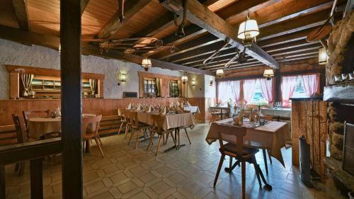 Ресторант, Hotel Restaurant Les Lilas in Ле Диаблере