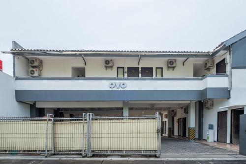 Super OYO 1460 Anyelir Residence