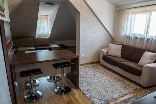 1 queen bed, 2 sofa beds