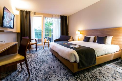 Utopia Hotel - image 6