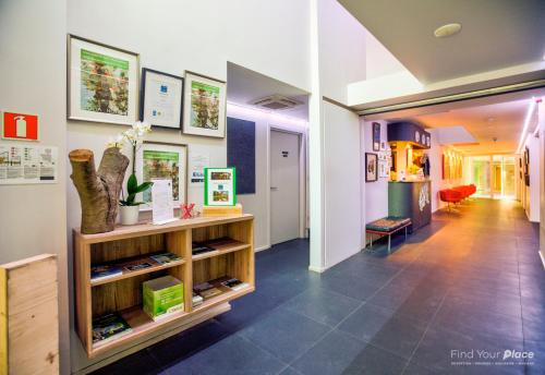 ردهة, Utopia Hotel in مونز بيرجن