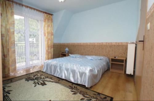 1 queen bed, 2 twin beds