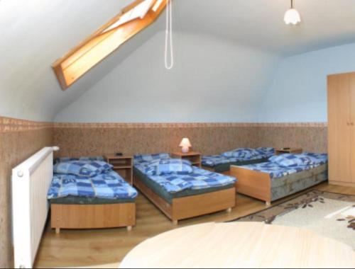 4 twin beds