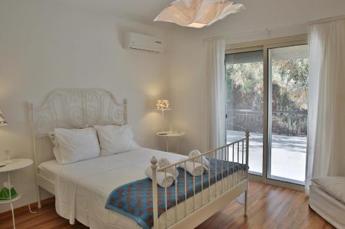 Nestor Hillside Moniatis House - image 5