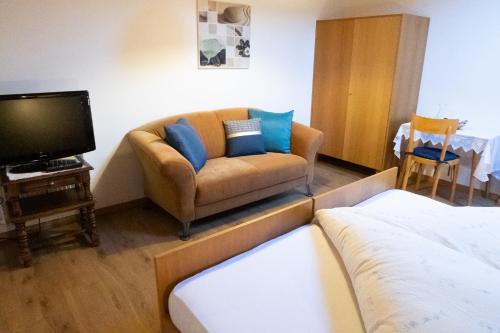 1 queen bed, 1 sofa bed