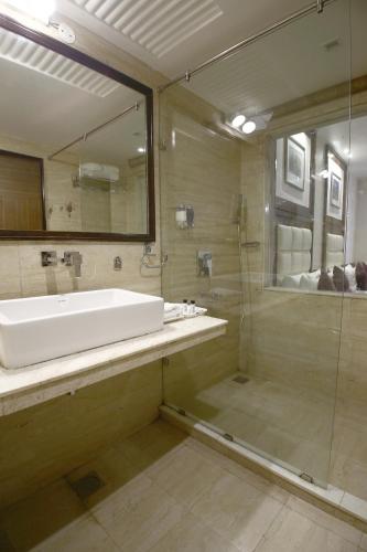 Bathroom, Hotel Emerald in Chandigarh