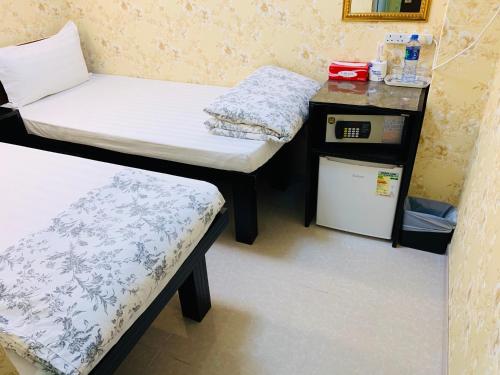 Twin Room image 5