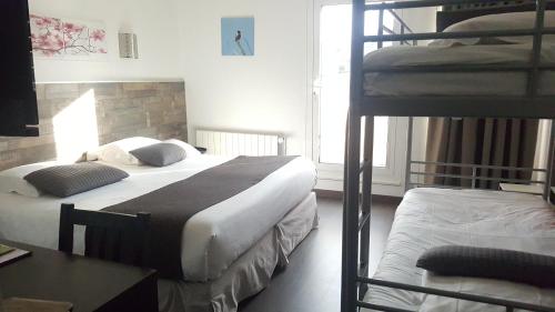 2 twin beds, 2 bunk beds