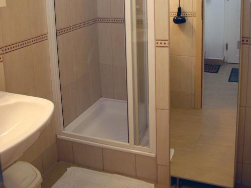 Arriva Apartment with indoor parking - image 7
