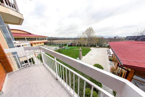 منظر, Hotel Ravni Gaj in كراجوجفاك