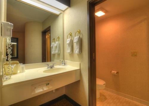 Smoky Mountain Inn & Suites – Cherokee, NC