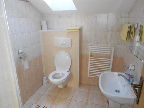 2 bedrooms, 5 beds