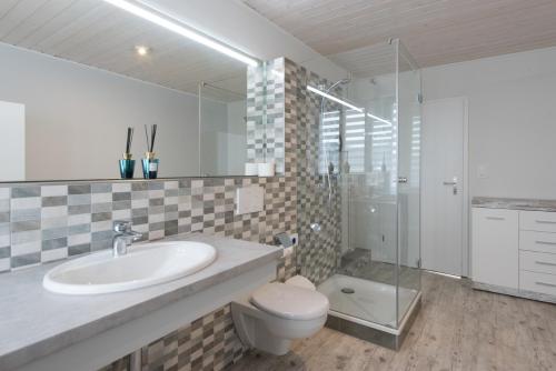 Shower, Pension Geerlisburg in Zürich