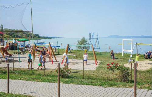  Beautiful apartment in Balatonszemes w/ Jacuzzi, WiFi and 1 Bedrooms, Unterkunft in Balatonszemes