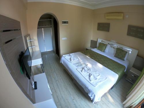 Double Room image 3