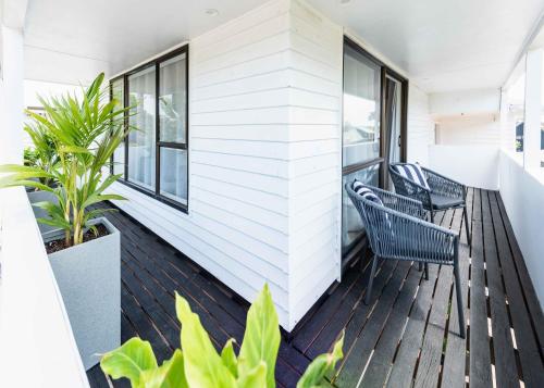 Spacious, Breezy Studio Apartment, Moments from Downtown and Beach in Tauranga